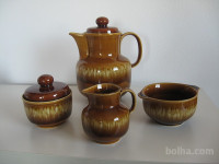 Retro čajnik, sladkornica, vrček za mleko, servirna krožnika-porcelan