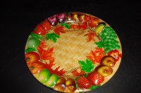 Plastičen krožnik, motivi sadja in zelenjave, rob v reliefni obliki