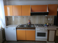 Kuhinja s štedilnikom in pomivalnim strojem