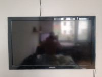 LCD TV televizija s stenskim nosilcem