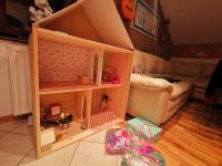 Lesena Barbie hiška z vso opremo