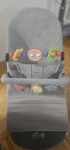 Baby Bjorn ležalnik-gugalnik z igrali