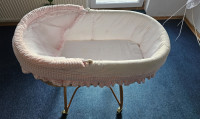 Prenosna otroška posteljica s koleščki in komarnikom za dojenčka retro