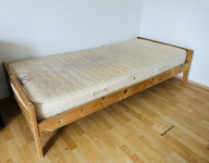 Leseni posteljni okvir z letvicami
