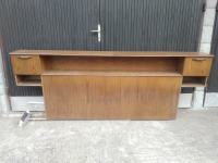 Nočna omarica Posteljna polica za odlaganje z omarico na vsaki strani