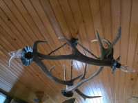 Lestenec iz jelenovih rogov – unikatni rustikalni kos