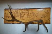 Žgana lovska slika z jelenovim rogom na leseni deski