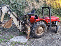 Traktor MF 135 s kopalno roko