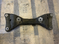 serija 1 2 3 4 f20 f30 f31 f32 nosilec menjalnika BMW 6860777