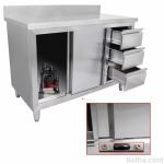 Pult z drsnimi vrati in predali