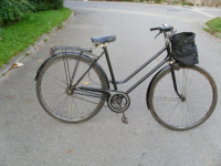 Žensko mestno kolo, 28 col, brez prestav, s košaro, obe ročni zavori.