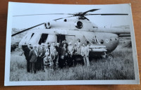 Fotografija starih pilotov NOVJ izstopa iz helikopterja Mi-8 VIS II