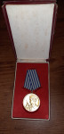 MEDALJA  ZA  HRABROST V  ŠKATLI
