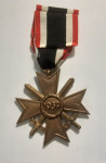 Prodam medaljo iz obdobja WW II Ali menjam za značke!