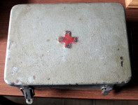 Stara kovinska škatla rdečega križa