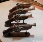 Replike starih pištol "kremenjač" na nosilnih podstavkih