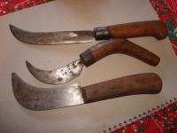 trije stari noži zakrivljeni