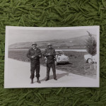 Vojna fotografija Fićo na splitskom aerodromu s pripadnicima TO