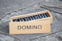 NOVO - DOMINE - DOMINO - ( V lepi leseni škatli )
