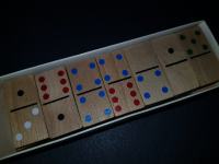 Miselna igra Domino z barvnimi pikami
