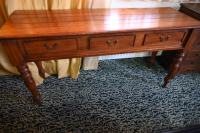 Lepa konzolna miza iz češnjevega lesa