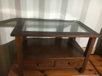 Masivna klubska/stranska mizica s stekleno ploščo in 2 predaloma