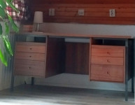 Masivna leseno-kovinska pisalna miza