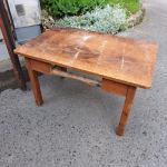 Stara, lesena mizica