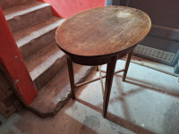 STARA ovalna klubska mizica, snemljiva plošča