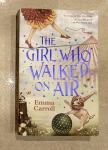 Izvrstno branje THE GIRL WHO WALKED ON AIR, Emma Carroll (angleščina)