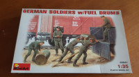 Maketa figurice German soldiers with fuel drums 1/35 1:35