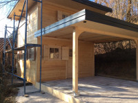 Brunarica, nadstrešek.