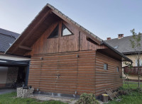 Lesena hiša, brunarica, garaža 5x6m