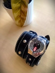 Ročna ura Swatch z usnjenim pasom - dva načina nošenja