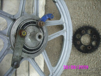 ZADNJE KOLO MOTOR TOMOS ZAVORE,ZOBNIK,DRUGA KOLESA CENTRIRNA NAPRAVA