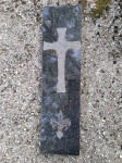 izklesan nagrobni  križ na kamnu granit