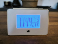 Digitalna namizna ura z modro osvetlitvijo, alarmom in termometrom