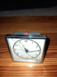 lepa retro stara starinska kovinska namizna ura, za navit, kvadratna