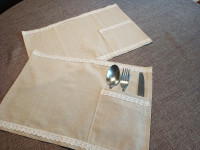 Dva pogrinjka s čipko primerna tudi za darilo