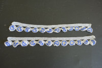 Dva trakca z modrimi rožicami za rob police, dolžina 42  cm, ročno d.