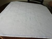 Namizni bel prt ali nadprt s tkanim vzorcem, vel. 91x94 cm