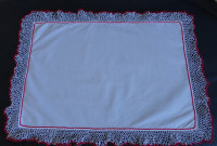 Prtiček 55 x 49 cm, čipkast rob je ročno delo