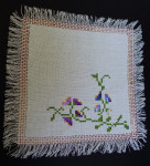 Prtiček ročno vezen, imam 2 enaka, 29 x 29 cm + resice