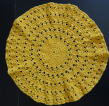 Rumen ročno kvačkan prtiček premer 34 cm