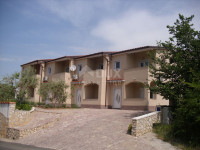 OTOK KRK, BAŠKA - 4 hiše z 8 apartmaji in bazenom