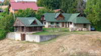 BIVALNI VIKEND S HIŠNO ŠTEVILKO NA VELIKI PARCELI