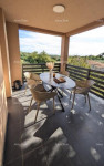BRTONIGLA, ISTRA – Modern 3-sobni apartma z vrtom in dvema parkirnima