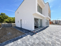 Crikvenica - nadstropje z dvema apartmajema v novogradnji