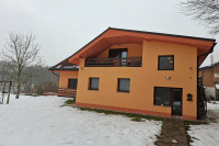 Čudovita dvostanovanjska hiša z ranč potencialom