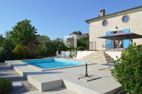 Dvojček hiše z bazenom v bližini Poreča - Kaštelir